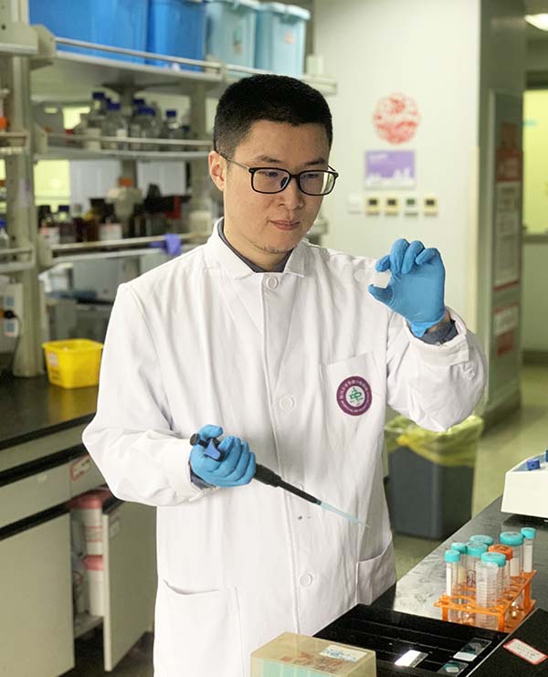 陈俊宇副教授-学术新人奖.jpg 陈俊宇副教授-学术新人奖.jpg